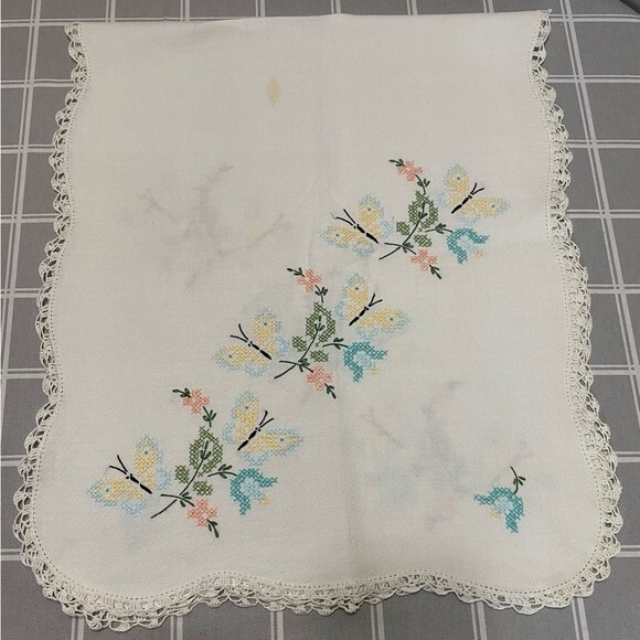 Vintage table runner hand embroidered butterflies and chrochet trimmed linen - Picture 4 of 8